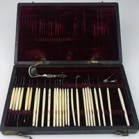 Voorwerpen Adlib\V14234-a.jpg; V14234; ; Instrumenten in kistInstruments in case